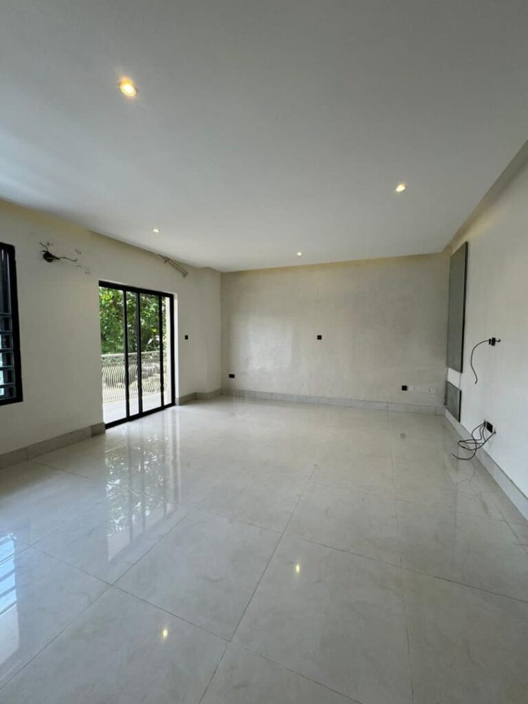Beautifully Built 3 Bedroom Apartment – photo 9